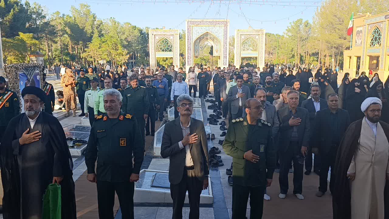 عطرافشانی در گلزار شهدای سبزوار؛ تجدید میثاق با خون شهیدان در هفته دفاع مقدس 